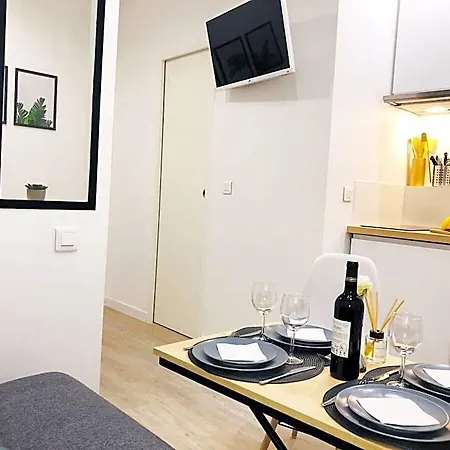 Le Cocon Vert Elysee / Studio 18M2 - 3 Min Des Champs - Elysees & Metro Hotel 2*